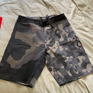 Mens Volcom boardshorts with pockets